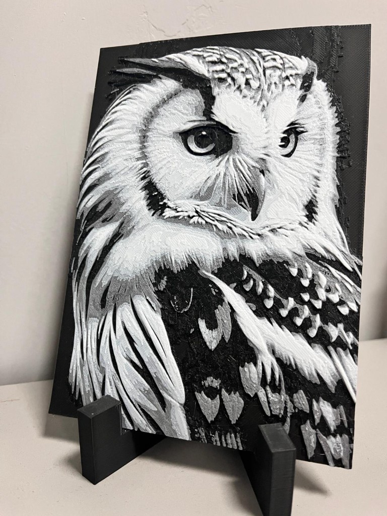 Gri tonlu katmanlı FDM baykuş plaka — PLA 2D art, ham çıktı