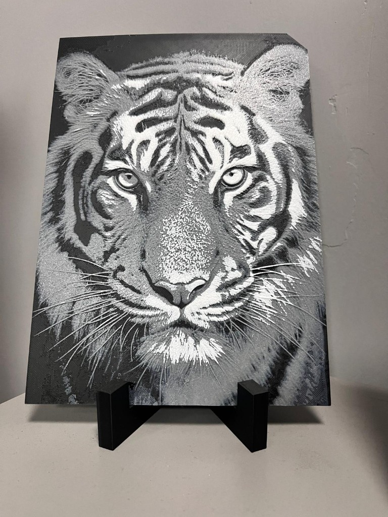 Gri tonlu katmanlı FDM kaplan plaka — PLA 2D art, ham çıktı