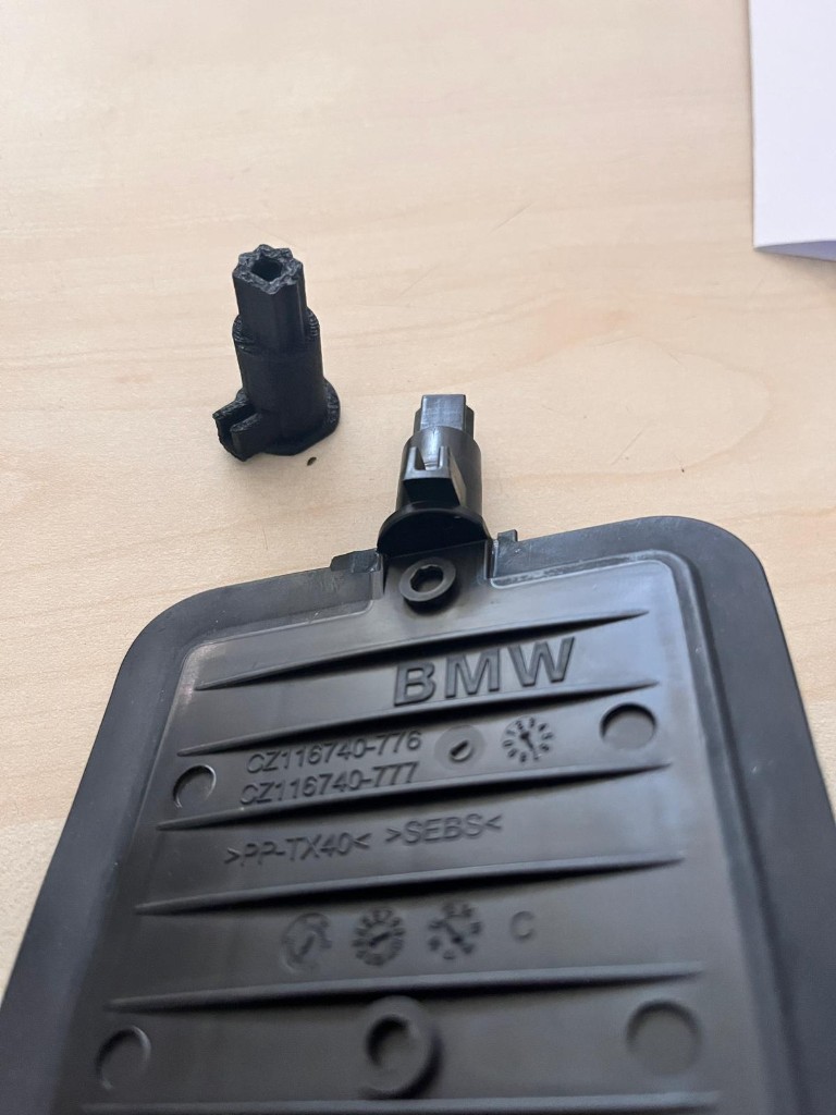 Kırık orijinal klima paneli yanında siyah karbon fiber naylon FDM yedek mil — PA612-CF15, OEM veya lisanslı ürün değildir