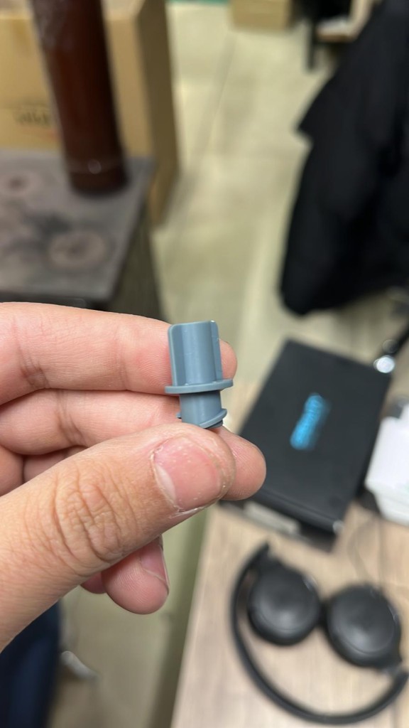 Elde tutulan gri FDM teknik 3D baskı parça